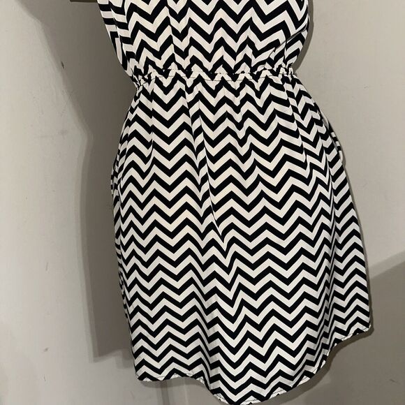 Pink Republic Chevron Print Design Black Ivory Mini Dress Pockets Sz Small EUC - Picture 11 of 13